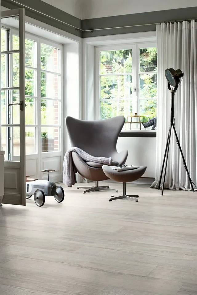 Egger Egger Laminat NatureSense* Aqua EL2081 Elva Eiche grau, (10mm, 1,746qm), Wasserbeständig & Praktisch, Grau, – Produktbild 4 von 5