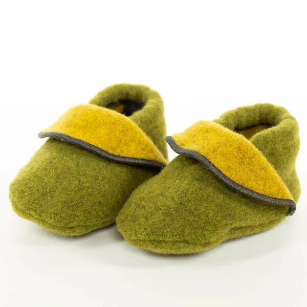 nahtur-design nahtur-design Babyschuhe aus 100% Flauschloden, Moos (grün), – Produktbild 1 von 2