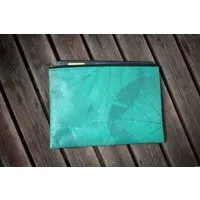 BY COPALA BY COPALA Nachhaltige 15–16 Zoll Laptoptasche aus Teak-Blattleder | Gefütterte vegane Laptop Hülle / Laptop Sleeve, handgemacht & wasserabweisend – Unikat Schutzhülle für MacBook Pro/Air, Lenovo & HP in türkis – Produktbild 1 von 1