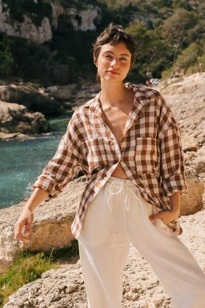 AmourLinen AmourLinen Molly Leinenhemd mit übergroßem Kragen, Mokka-gingham, – Produktbild 3 von 4