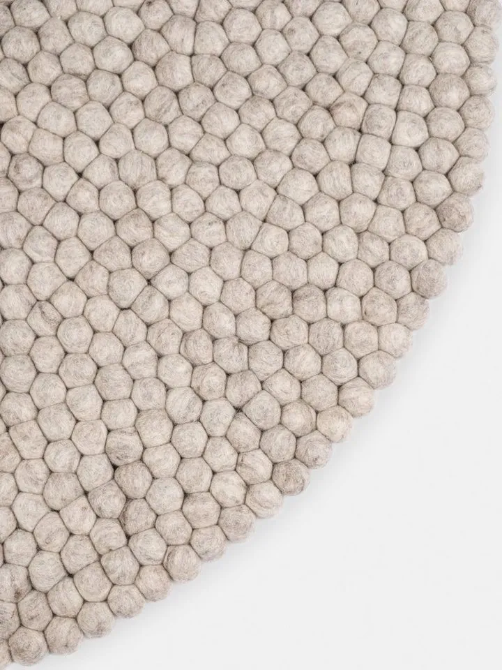 myfelt myfelt Wollteppich Béla Filzkugelteppich rund, rund, 100% reine Schurwolle, in verschiedenen Größen erhältlich, Beige, – Produktbild 4 von 5