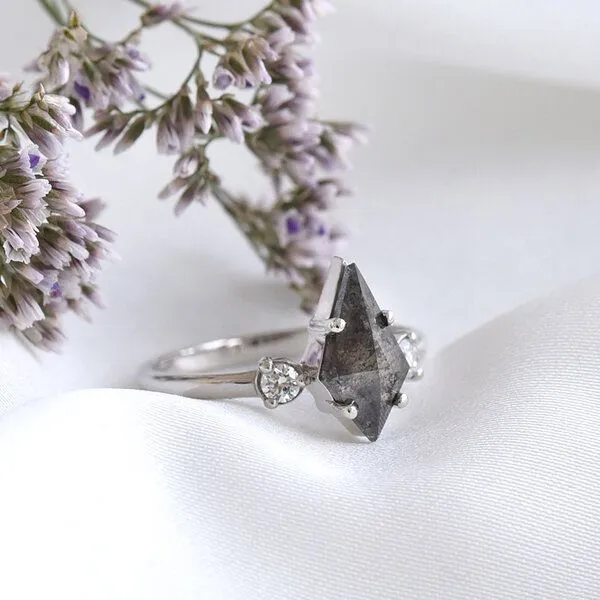 Eppi Eppi Goldener Ring mit Salt and Pepper Diamant in Kiteform Melitta, Gelb, – Produktbild 2 von 4