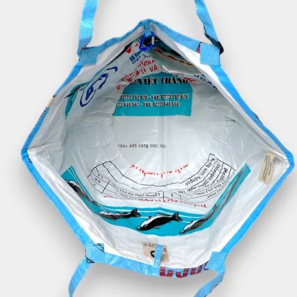 REFISHED fair fashion REFISHED fair fashion Tasche 'SOULMATE' - upcycelte Fischfuttersäcke, #fish hellblau, – Produktbild 4 von 6