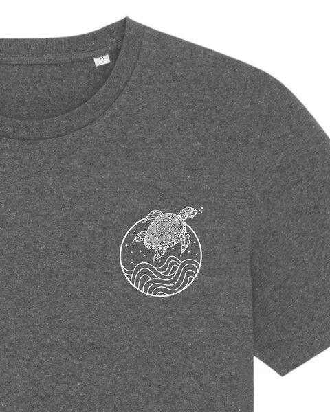 vis wear vis wear Schildkröte zwischen Ozean und Wellen - Unisex T-Shirt - Recycled Bio Baumwolle, Schwarz meliert, – Produktbild 2 von 4
