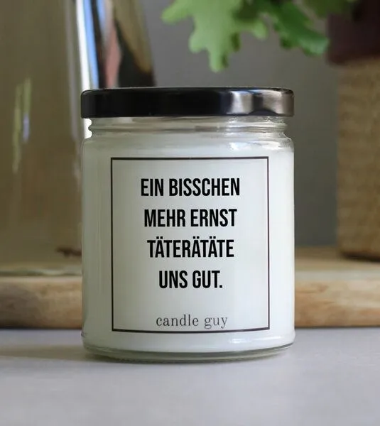 Candle Guy Candle Guy Duftkerze Ein bisschen mehr Ernst täterätäte uns gut. aus Sojawachs – Produktbild 3 von 3