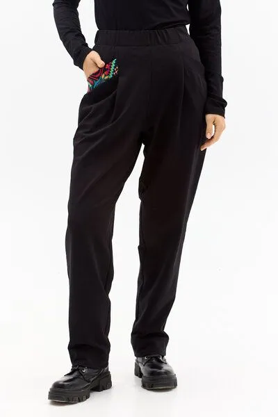 KOKOworld KOKOworld Hose Alinta – Schmal zulaufende, figurbetonende Beine – Funktionale, dekorative Taschen – Bequemer, leicht sportlicher Schnitt – Fair produziert in Polen, Alinta black (schwarz), – Produktbild 1 von 4
