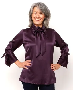 Peaces.bio - handbedruckte Biomode Peaces.bio - handbedruckte Biomode Edle Seidenschluppenbluse in Aubergine – Produktbild 1 von 1