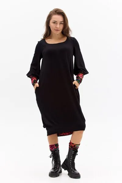 KOKOworld Kleid Morelia – Ballonkleid – Länge bis zum Knie/über das Knie – Aufgebauschte Ärmel – Carré-Ausschnitt – Farbenfroher einzigartiger Print von KOKOworld – Fair produziert in Polen, Black telar (schwarz), – Produktbild 1 von 4