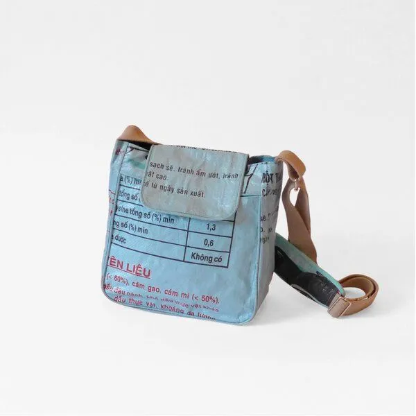 REFISHED fair fashion REFISHED fair fashion Tasche 'URBAN BAG' - upcycelte Fischfuttersäcke, #fish hellblau, – Produktbild 2 von 3