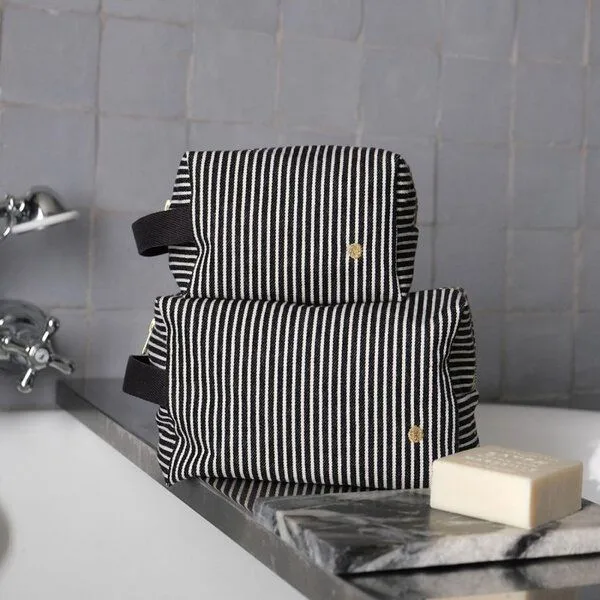 La Cerise sur le Gâteau La Cerise sur le Gâteau Cube Kulturtasche | Kosmetiktasche aus Bio-Baumwolle, Weiße streifen auf schwarz, – Produktbild 3 von 3