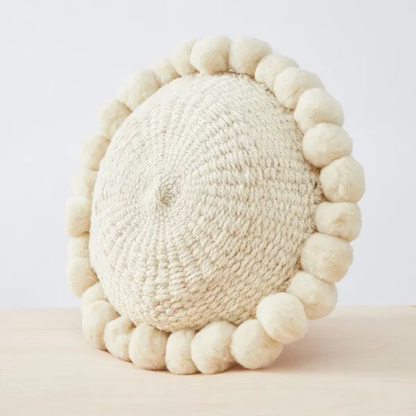 By Native By Native Rundes Pom Pom Kissen "Salta", 100% Schurwolle, mulesingfrei – Produktbild 3 von 4