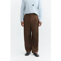 thinking mu Thinking MU Herren vegan Hose Sigurd Carrot Plissiert Braun – Produktbild 1 von 1