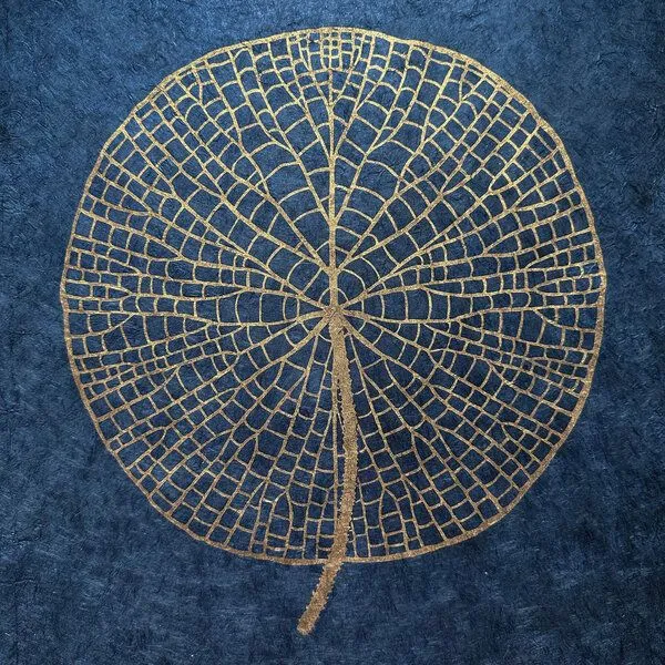 Veskor Cassiopeia Veskor Cassiopeia VICTORIA AMAZONICA Seerosenblatt Linoldruck | 37 x 50 cm | Bronze auf Tiefblau – Produktbild 3 von 4