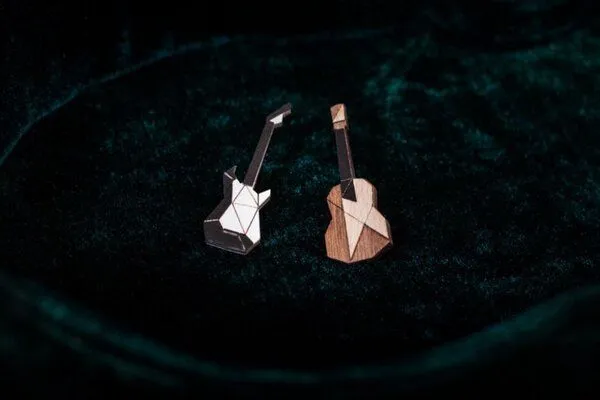 BeWooden BeWooden Electric Guitar Brooch aus Holz – Produktbild 2 von 4
