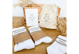 MeinBaby123® Tennissocken Geschenkset Schwangerschaft, Geschenk zur Geburt & Baby Shower (Set, 3 Paar Socken inkl. Baumwollsäckchen und Karte) Geschenkidee frischgebackene Eltern, Mama Papa Baby – Produktbild 1 von 1