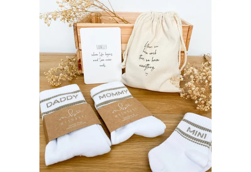 MeinBaby123® Tennissocken Geschenkset Schwangerschaft, Geschenk zur Geburt & Baby Shower (Set, 3 Paar Socken inkl. Baumwollsäckchen und Karte) Geschenkidee frischgebackene Eltern, Mama Papa Baby, Beige, – Produktbild 1 von 5
