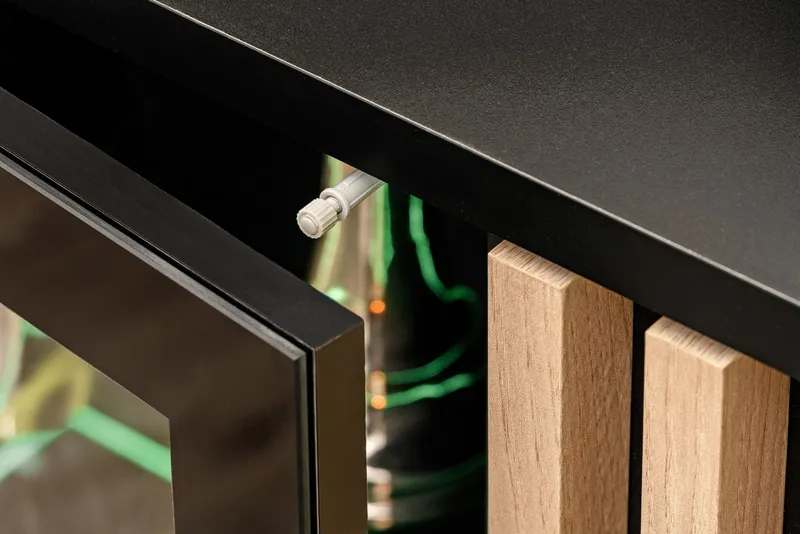 Furn.Design Wohnwand Morgan, (in schwarz matt mit Eiche Lamellen, 4-St., integrierter Kamin), Push-to-Open Funktion, inkl. Beleuchtung, Schwarz, – Produktbild 4 von 5