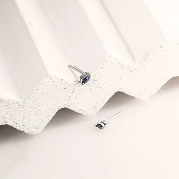 Eppi Eppi Minimalistische Ohrstecker mit blauen Saphiren Daina, Weiss, – Produktbild 4 von 4