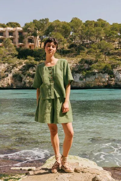 AmourLinen AmourLinen Maeve Leinenoberteil mit Knöpfen, Matcha grün, – Produktbild 3 von 3