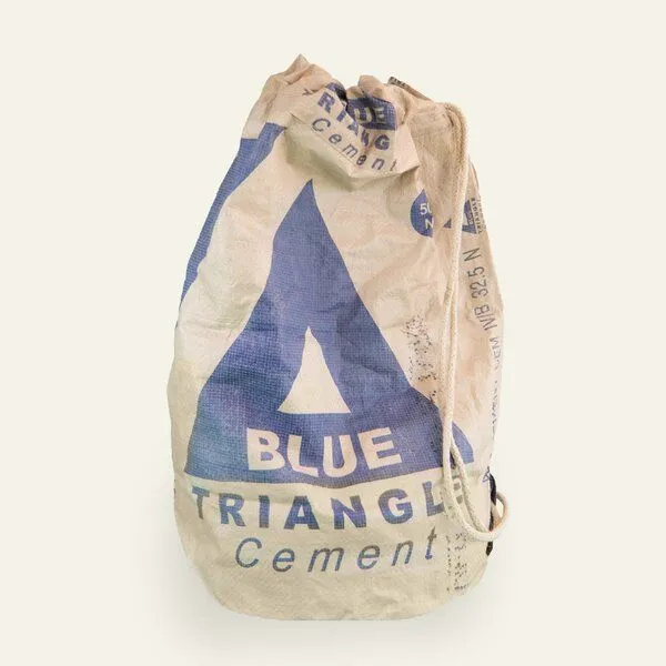 Nyuzi Blackwhite Nyuzi Blackwhite Upcycling Wäschesack | Seesack aus recyceltem Zementsack, Blau triangle, – Produktbild 2 von 4
