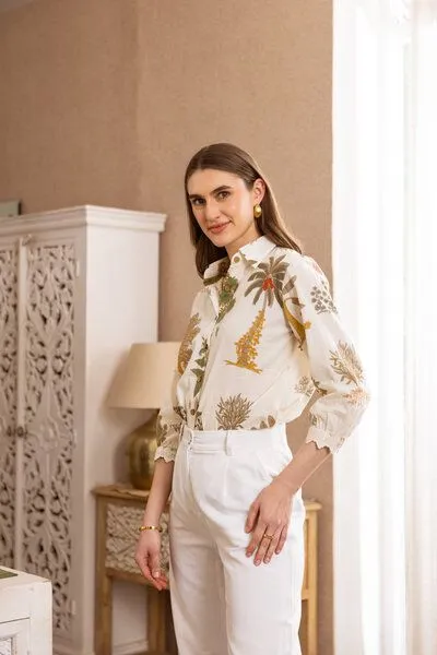 Haus of Namaste Haus of Namaste Damen Bluse creme „Botanica" Rüschenausschnitt handblockbedruckt Bio-Baumwolle – Produktbild 4 von 4