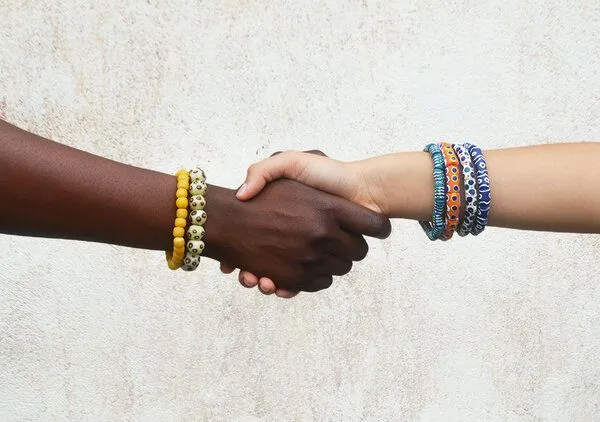 Global Mamas Global Mamas Upcycling - Glasperlen Armband - Unisex, Gelb, – Produktbild 2 von 3