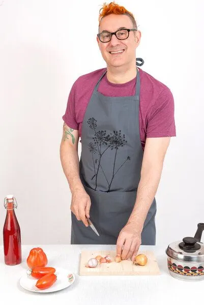 Hirschkind Hirschkind Handgewebte graue Fair-Trade & Bio-Kochschürze "Schierling" – Produktbild 4 von 4