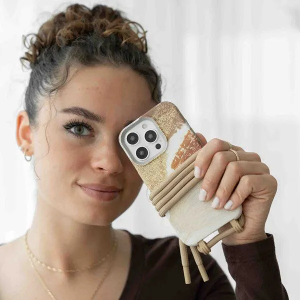 change the label change the label Change Case - 2in1 Nachhaltige iPhone Hülle mit abnehmbarer Kette, Wüsten gold, – Produktbild 1 von 4