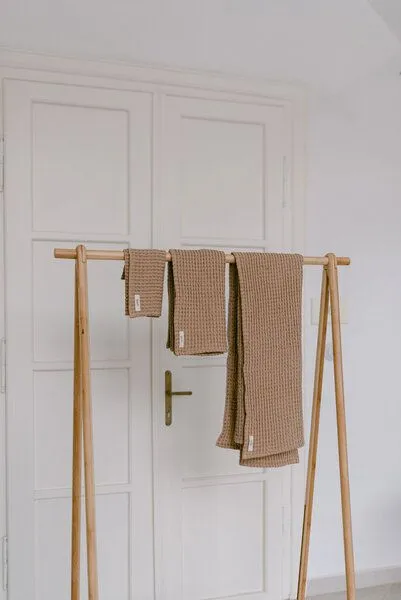 gust. gust. Waffelhandtuch - Handtuch aus Leinen und Bio-Baumwolle – Hand towel - 50x70 cm, Cocoa (braun), – Produktbild 3 von 3