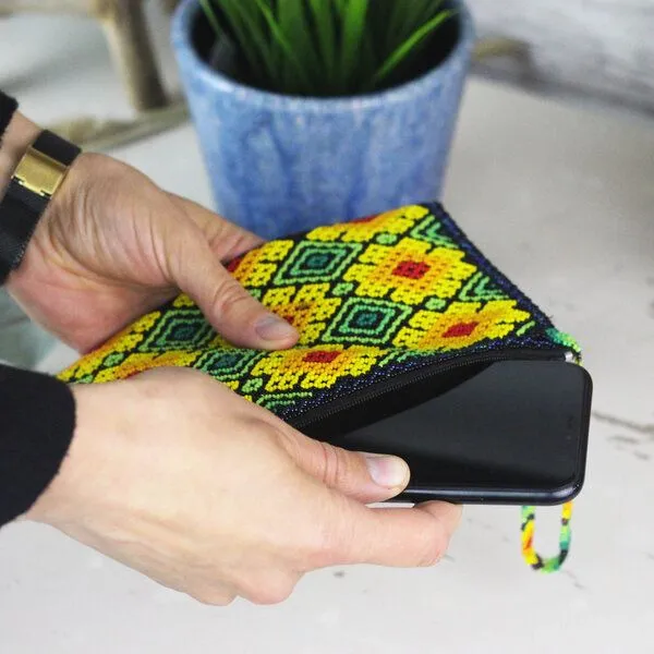 Mitienda Shop Mitienda Shop Clutch aus Glasperlen, Huichol Unikat aus Mexiko – Produktbild 3 von 4