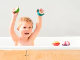 PlanToys PlanToys Badewannenspielzeug Set Meer aus recyceltem Kautschukholz 4er Set Maße 7,1 x 6,8 x 4,2 cm – Produktbild 1 von 1