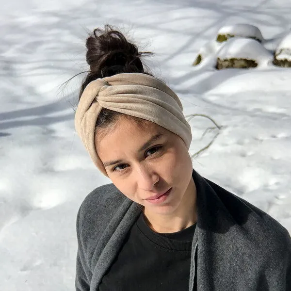 Liebe Deinen Planeten Liebe Deinen Planeten Samtband Bardot kurz Vielseitiger Samtschal zum binden für Kopf und Hals handgefertigt in Tirol, Nude, – Produktbild 2 von 4