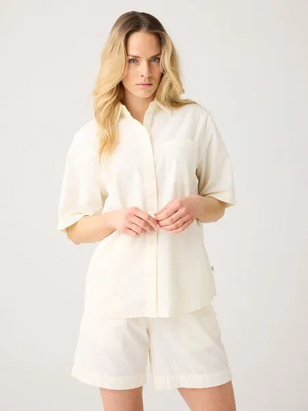 KnowledgeCotton Apparel KnowledgeCotton Apparel Lockere Seersucker-Bluse mit kurzen Ärmeln aus Bio-Baumwolle, Weiß-egret, – Produktbild 1 von 3
