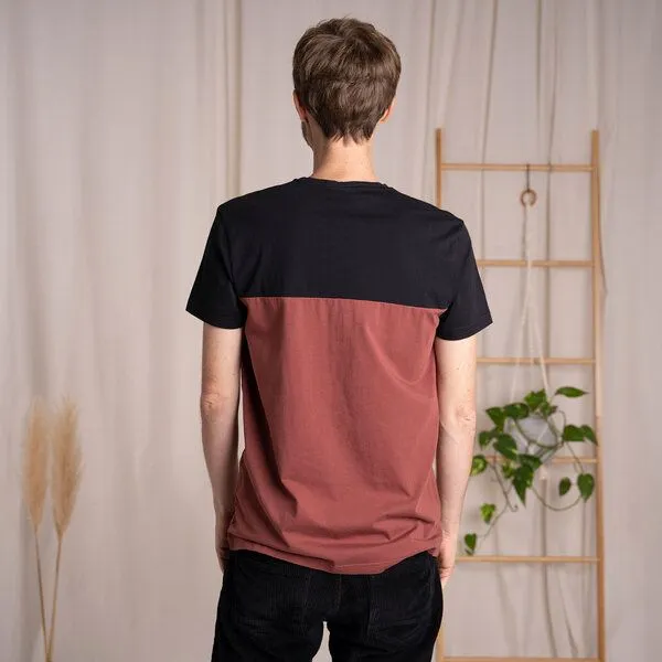 Vresh Clothing Vresh Clothing Verdy - Classic Fit Colourblock T-Shirt mit Brusttasche aus Biobaumwolle, Mahagoni/schwarz, – Produktbild 2 von 4