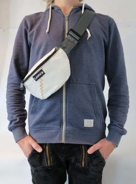 Leonca Leonca Upcycling Hip Bag aus Segel in 3 Größen – Produktbild 1 von 1