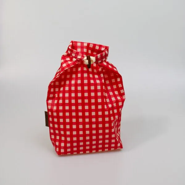 Kumanu - von Natur aus gut Kumanu - von Natur aus gut Bienenwachs-Snackbeutel "Pausenpaul" | 28x22cm | aus Bio-Bienenwachstuch, Karo rot, – Produktbild 1 von 3
