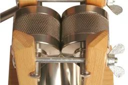 Eschenfelder Getreidemühle Kornquetsche Flockenquetsche Tischmodell Holztrichter abnehmbar Set Manuell, (4 Stück), Kurbel 20-25cm, Tisch-Schraubzwinge, Reinigungsbürste, Trichterdeckel – Produktbild 1 von 1