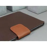 GOOD WILHELM GOOD WILHELM Macbook Pro / Air Sleeve LUDWIG, Chocolate, – Produktbild 1 von 1