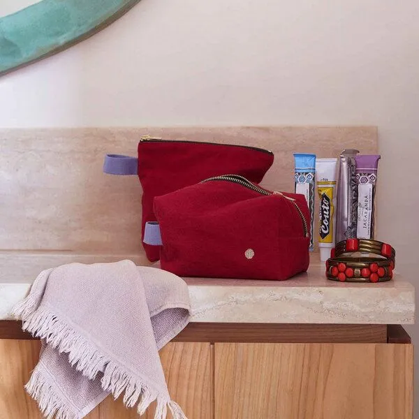 La Cerise sur le Gâteau La Cerise sur le Gâteau Cube Kulturtasche | Kosmetiktasche aus Bio-Baumwolle, Rot, – Produktbild 3 von 3
