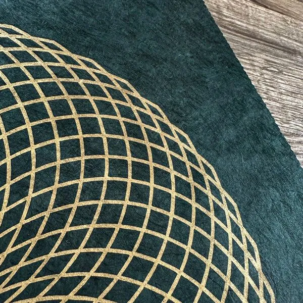 Veskor Cassiopeia Veskor Cassiopeia LOTUS DES LEBENS Heilige Geometrie Linoldruck | 40 x 40 cm | Lichtgold auf Smaragdgrün – Produktbild 3 von 4