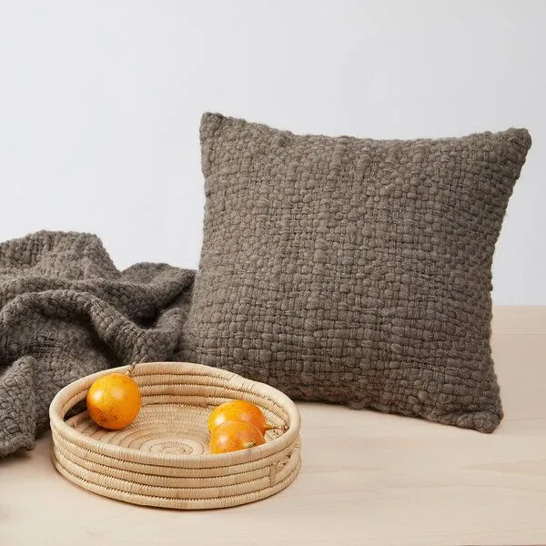 By Native By Native Kissen Sueño aus Merinoschurwolle, handgewebt, Grau-braun, – Produktbild 2 von 3