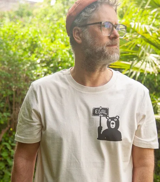päfjes päfjes Dem Bären ist es EGAL! Dir auch? - Fair Wear Männer Unisex Bio T-Shirt Siebdruck, Natur (vintage white), – Produktbild 1 von 4