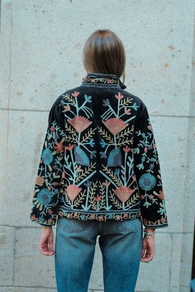 Haus of Namaste Haus of Namaste Bestickte Samtjacke aus Bio-Baumwolle – wendbar, Schwarz, – Produktbild 3 von 4