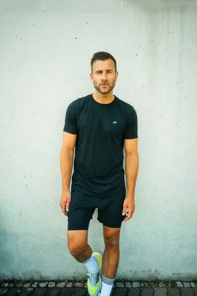DIRTS dirts Classic Athletic T-Shirt, Black, – Produktbild 4 von 4