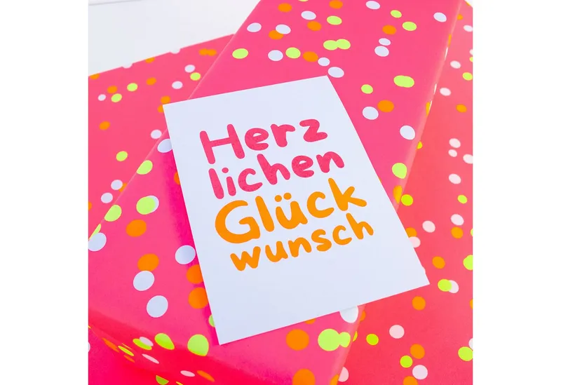 Bow & Hummingbird Bow & Hummingbird Postkarte "Herzlichen Glückwunsch" (Neon) aus Recyclingpapier – Produktbild 6 von 6