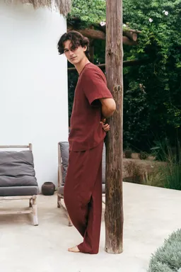 AmourLinen AmourLinen Herren vegan Set Pyjama Kurzarm Leo Terracotta – Produktbild 1 von 1
