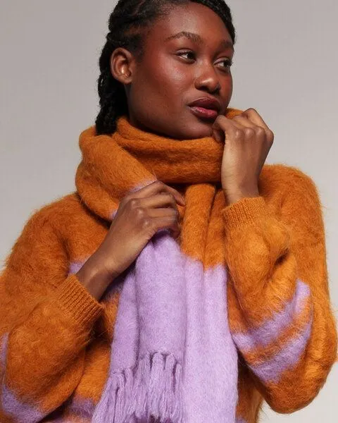 Alma & Lovis Alma & Lovis Flauschiger Strickschal aus gebrushter Alpakawolle | Brushed Scarf, Fox (orange-lila), – Produktbild 2 von 4