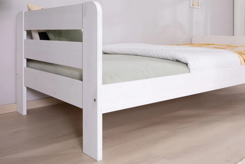 TICAA TICAA Massivholzbett "Bert", FSC®-zertifiziert (Kiefer), Jugendbett, mit Lattenrost (90x200cm, 100x200cm, 140x200cm), ideal für das Kinder- und Jugendzimmer, Massivholz, Weiß, – Produktbild 1 von 5