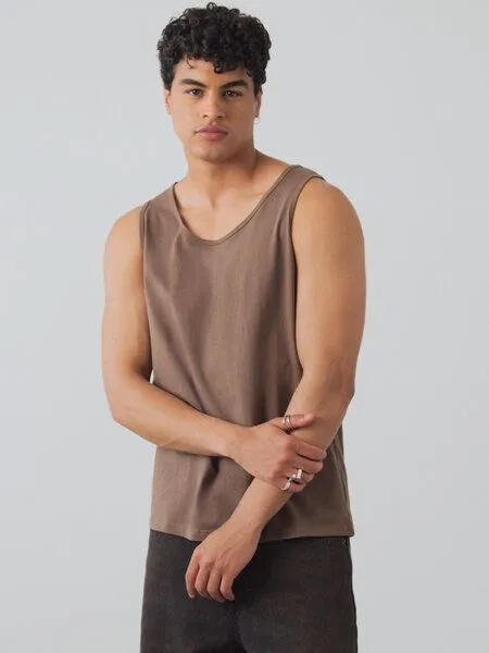 Honest Basics Honest Basics Herren Muskeltank aus Bio- und recycelter Baumwolle, Teak, – Produktbild 2 von 4