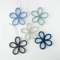 matilda k manufaktur matilda k. manufaktur minimalistische zarte Filzblüten 'flora' – zeitlose Dekoration in vielen wunderschönen Farben, Blautöne, – Produktbild 1 von 1